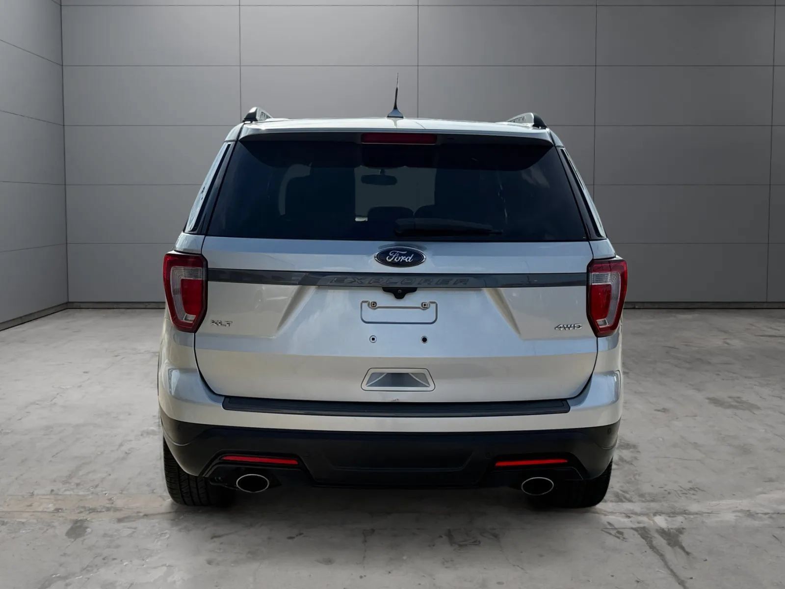 Used 2019 Ford Explorer XLT w/ Equipment Group 202A AWD/4WD image 11