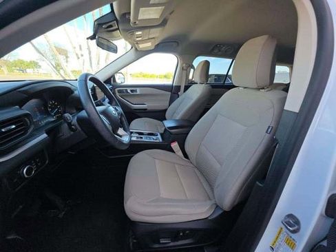 Used 2023 Ford Explorer XLT image 4