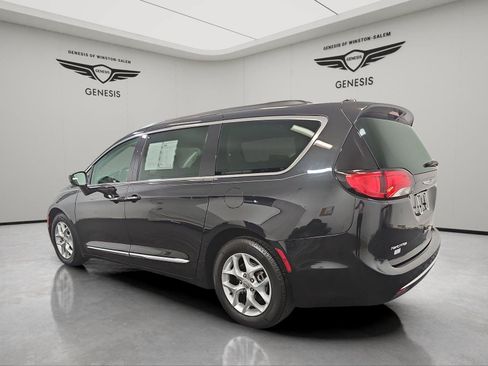 Used 2017 Chrysler Pacifica Touring-L w/ Tire & Wheel Group FWD image 3