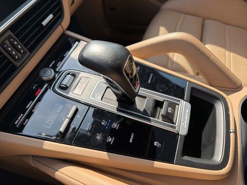 Used 2022 Porsche Cayenne Platinum Edition image 34