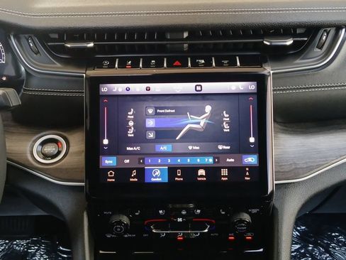 Used 2025 Jeep Grand Cherokee Limited w/ Luxury Tech Group II RWD image 4