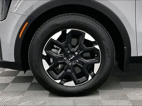 Used 2025 Kia Sorento S image 9