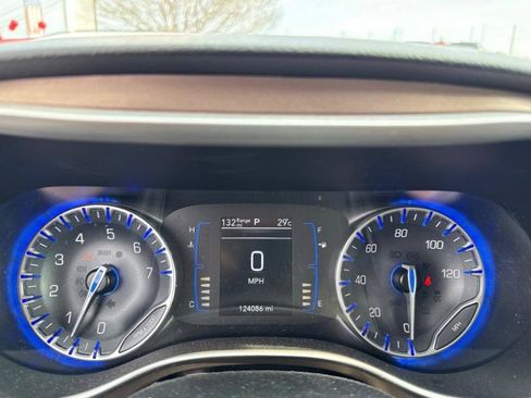 Used 2019 Chrysler Pacifica Touring-L FWD image 11