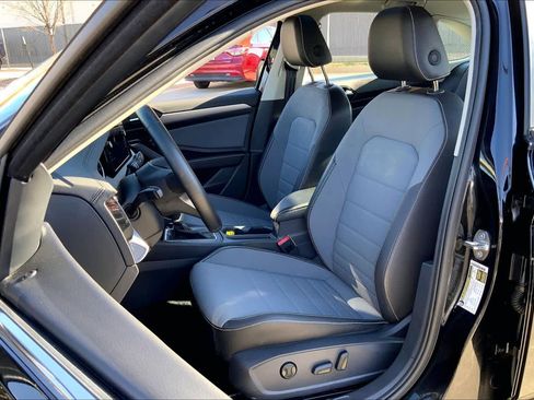 Used 2025 Volkswagen Jetta SE image 8