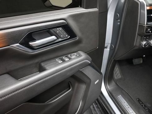 Used 2025 GMC Yukon XL Denali AWD/4WD image 14