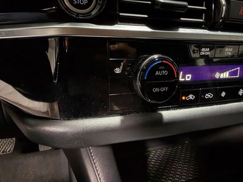 Used 2024 Nissan Pathfinder SV FWD image 30