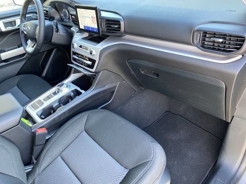 Used 2024 Ford Explorer XLT RWD image 39
