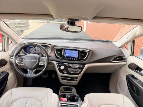 Used 2017 Chrysler Pacifica Touring-L Plus w/ Tire & Wheel Group image 26