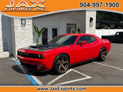 Used 2018 Dodge Challenger SXT RWD image 1