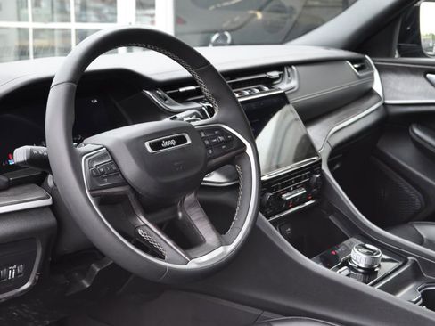 Used 2024 Jeep Grand Cherokee Limited image 8