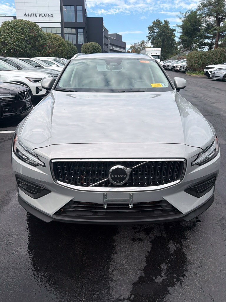 Certified 2025 Volvo V60 B5 Cross Country Plus AWD/4WD image 5