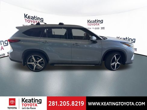 Used 2021 Toyota Highlander Platinum image 2