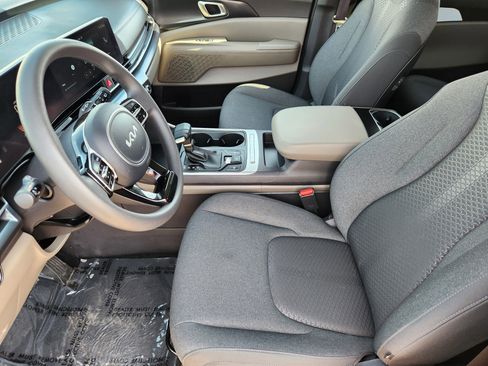 Used 2026 Kia Carnival LX FWD image 7