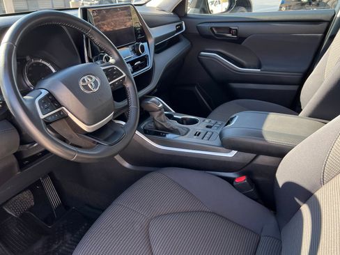 Used 2024 Toyota Highlander LE image 16