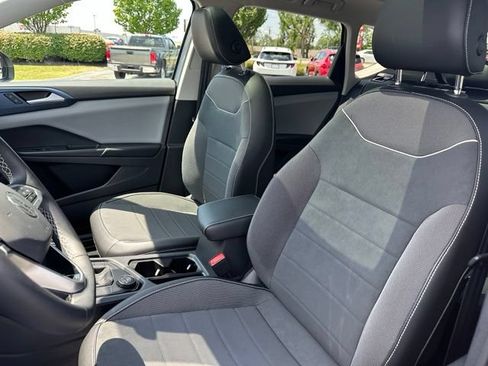 Used 2023 Volkswagen Taos SE w/ Panoramic Sunroof Package AWD/4WD image 32