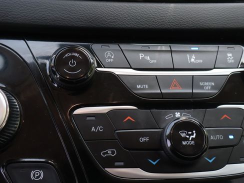 Used 2023 Chrysler Pacifica Touring-L FWD image 29