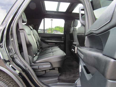Used 2018 Ford Expedition XLT w/ Equipment Group 202A AWD/4WD image 15