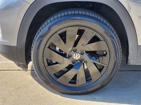 Used 2024 Volkswagen Atlas SE w/ Black Wheel Package image 10