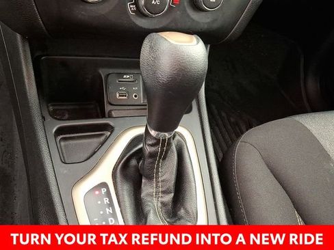 Used 2018 Jeep Cherokee Latitude w/ Altitude Package image 16