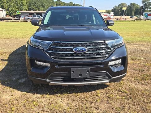 Used 2024 Ford Explorer XLT w/ Equipment Group 202A image 8