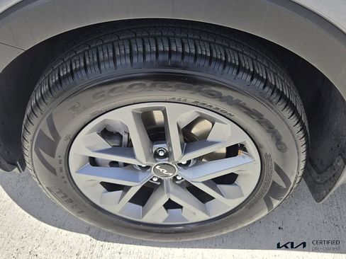 Certified 2025 Kia Telluride LX image 10