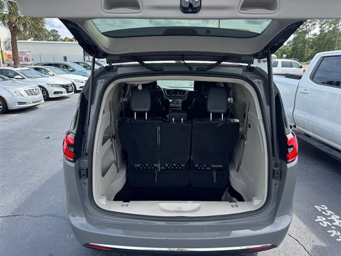 Used 2022 Chrysler Pacifica Touring-L FWD image 23