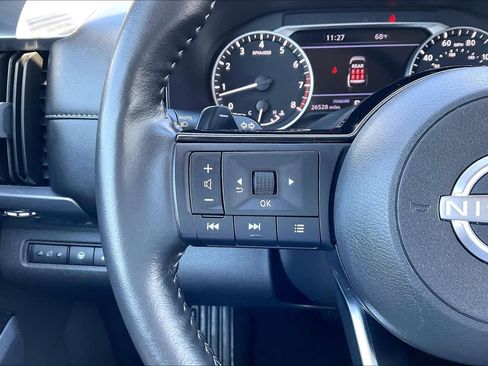Used 2025 Nissan Pathfinder SL FWD image 22