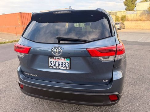 Used 2017 Toyota Highlander Plus w/ Carpet Mat Package FWD image 9