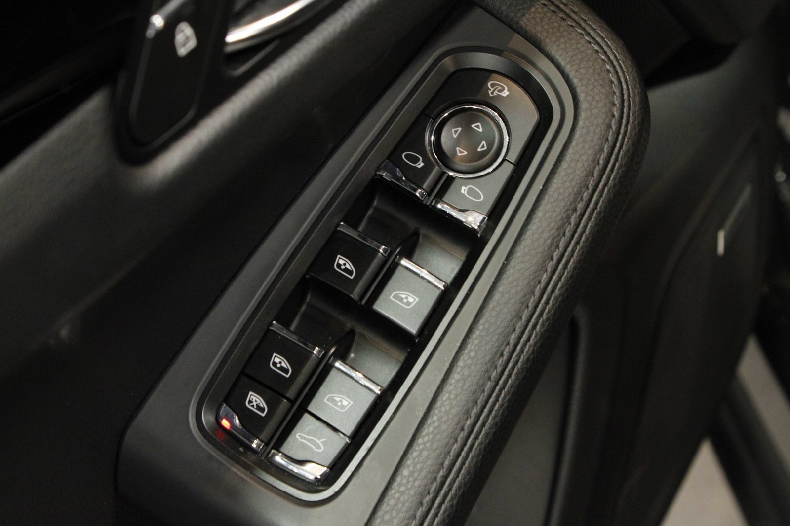 Certified 2026 Porsche Macan AWD/4WD image 31