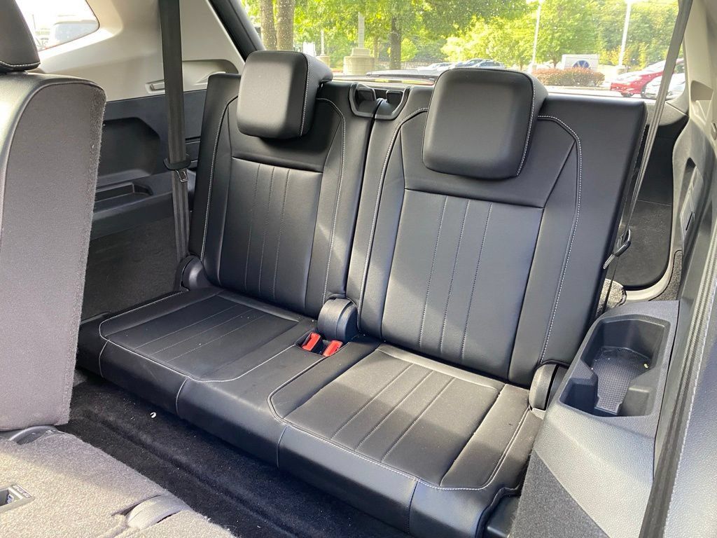 Used 2024 Volkswagen Tiguan SE w/ Panoramic Sunroof Package FWD image 27