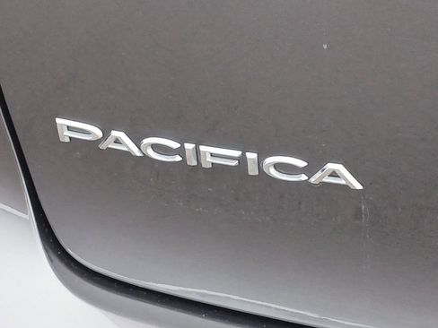 Certified 2022 Chrysler Pacifica Touring-L w/ Uconnect Theater Family Group image 31