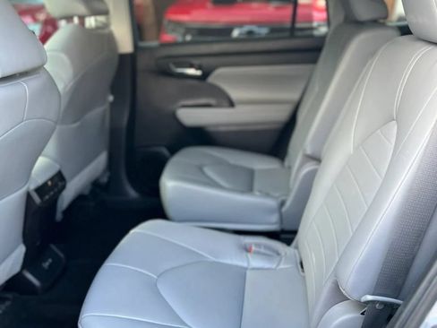Used 2022 Toyota Highlander XLE FWD image 12