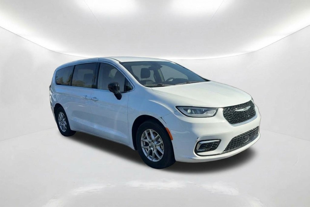 Used 2024 Chrysler Pacifica Touring-L FWD image 3