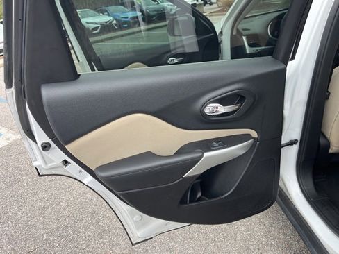 Used 2018 Jeep Cherokee Latitude image 11