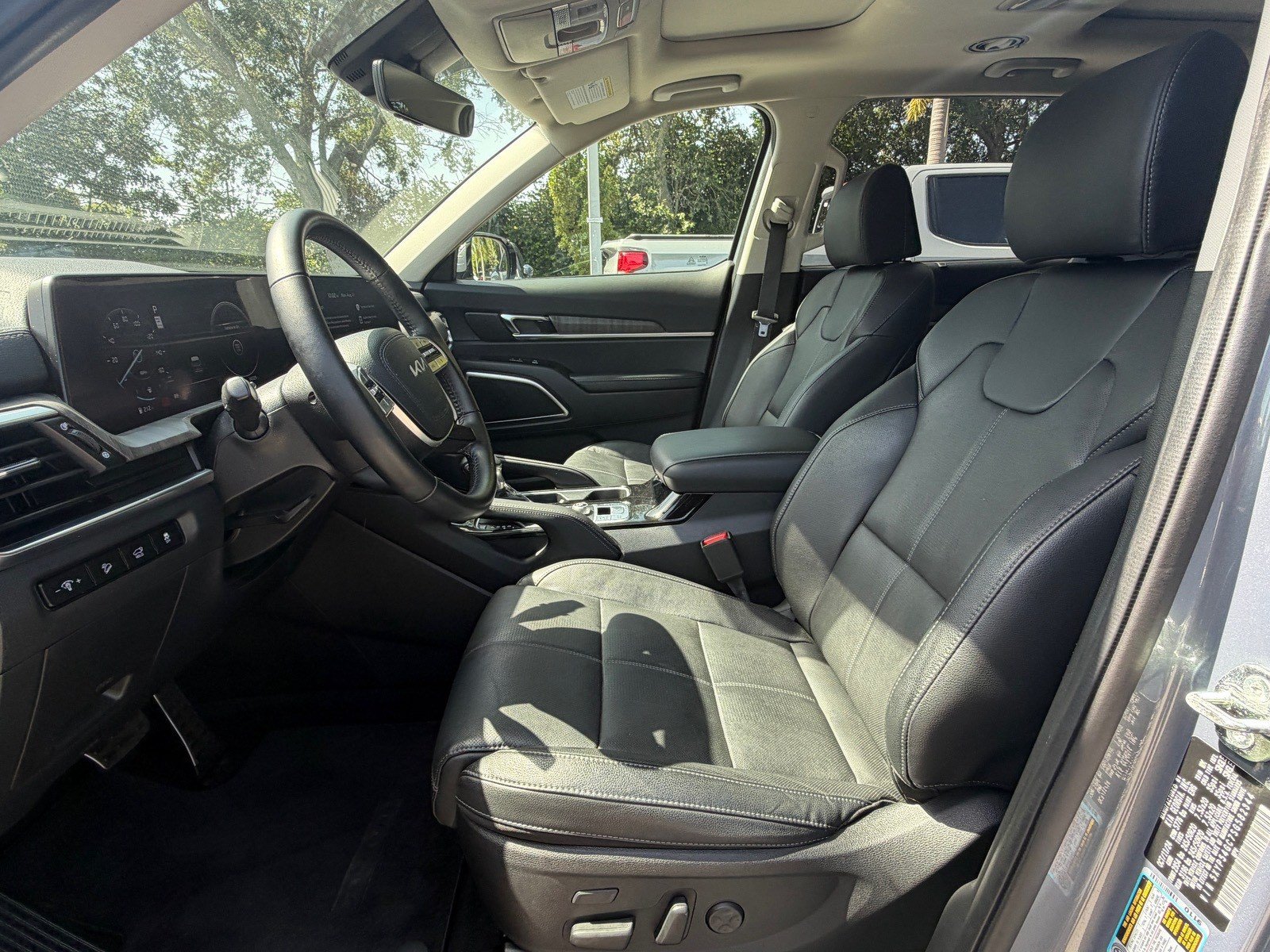 Used 2025 Kia Telluride SX w/ SX Captain's Chair Package FWD image 22