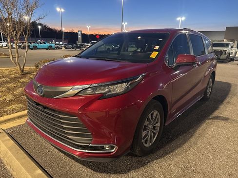 Used 2021 Toyota Sienna XLE image 1