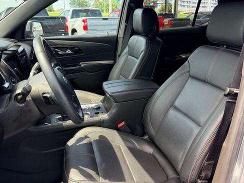 Used 2023 Chevrolet Traverse RS FWD image 13