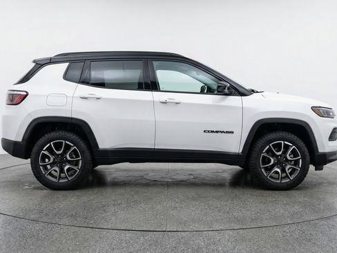 Used 2025 Jeep Compass Trailhawk AWD/4WD image 11