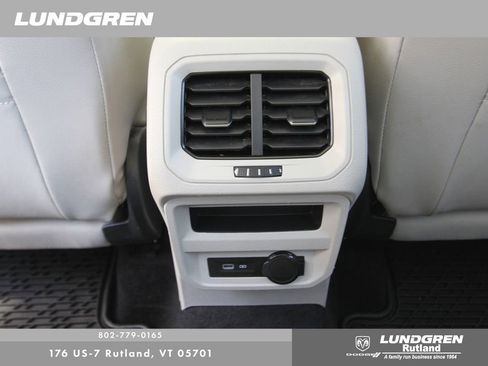 Used 2022 Volkswagen Tiguan SE AWD/4WD image 35
