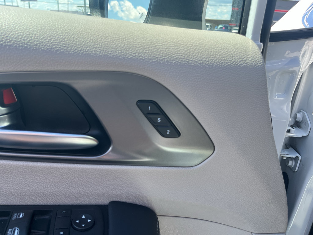 Used 2023 Chrysler Pacifica Touring-L FWD image 16