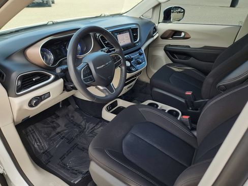 Used 2022 Chrysler Voyager LX FWD image 20