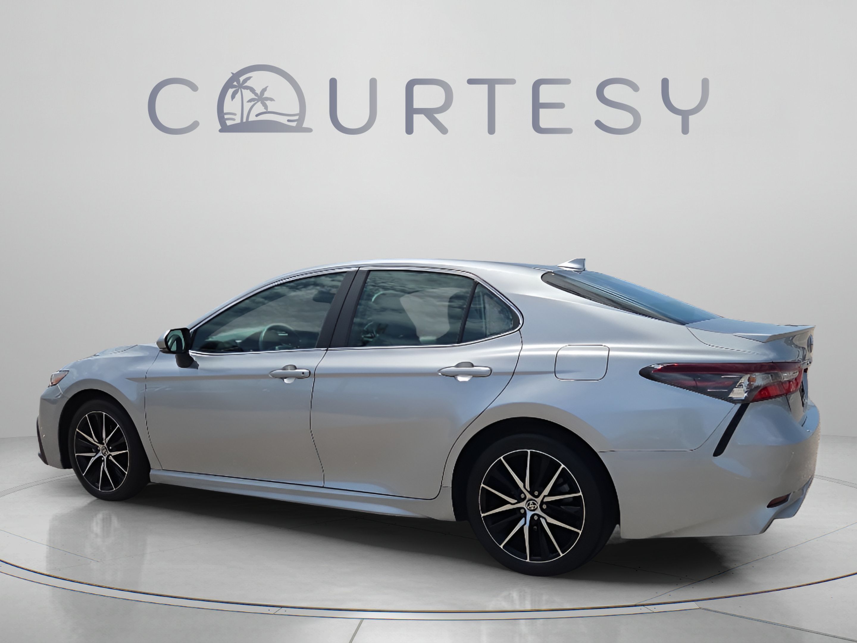 Used 2024 Toyota Camry SE FWD image 3