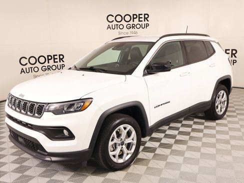 Used 2025 Jeep Compass Latitude AWD/4WD image 9