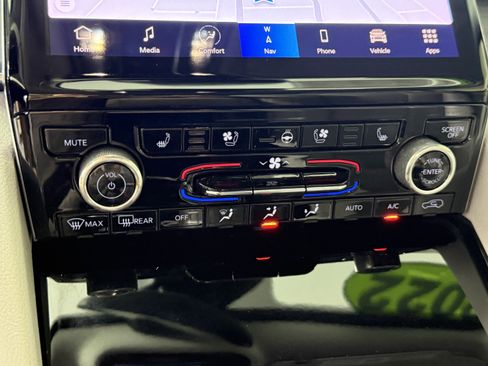 Used 2022 Jeep Grand Cherokee Overland w/ Adv Protech Group III image 23