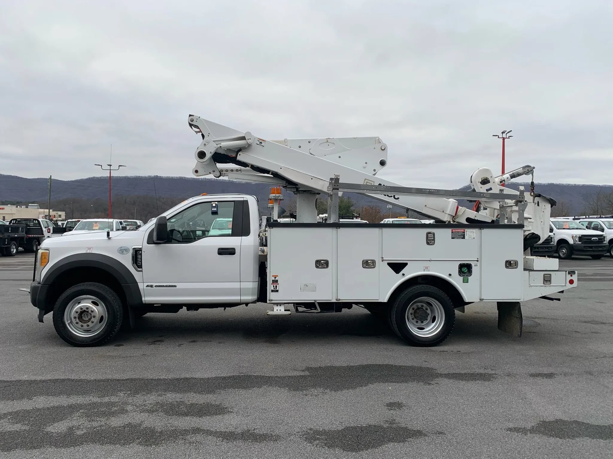 Used 2017 Ford F550 4x4 Regular Cab Super Duty image 5