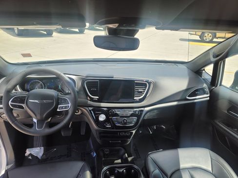 Used 2025 Chrysler Pacifica Select FWD image 18