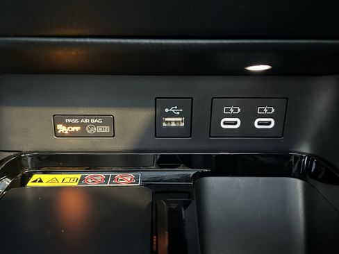 Used 2025 Toyota Camry XLE image 30