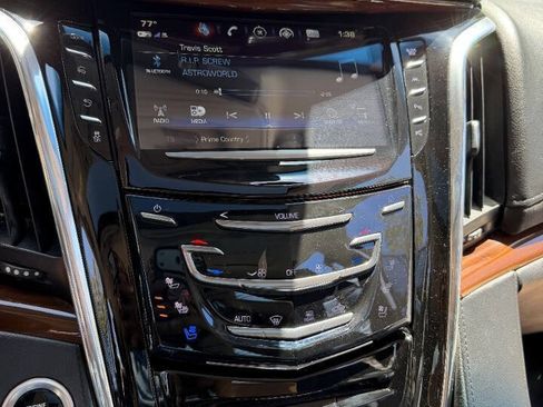 Used 2018 Cadillac Escalade ESV Luxury RWD image 40