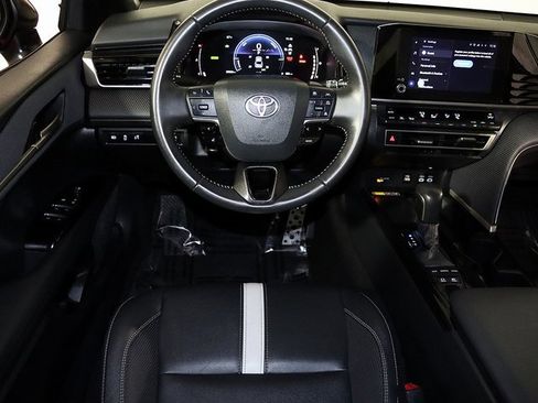 Used 2025 Toyota Camry SE image 3