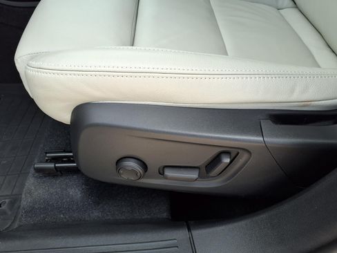 Certified 2024 Volvo XC40 B5 Plus w/ Protection Package Premier AWD/4WD image 23